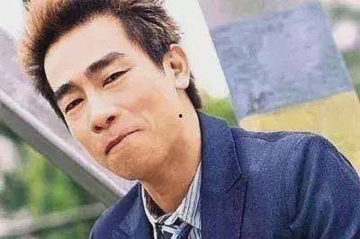 明星陈小春图片,硬汉柔情，演绎不羁人生