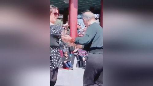 老头跳舞搞笑视频,太魔性了！